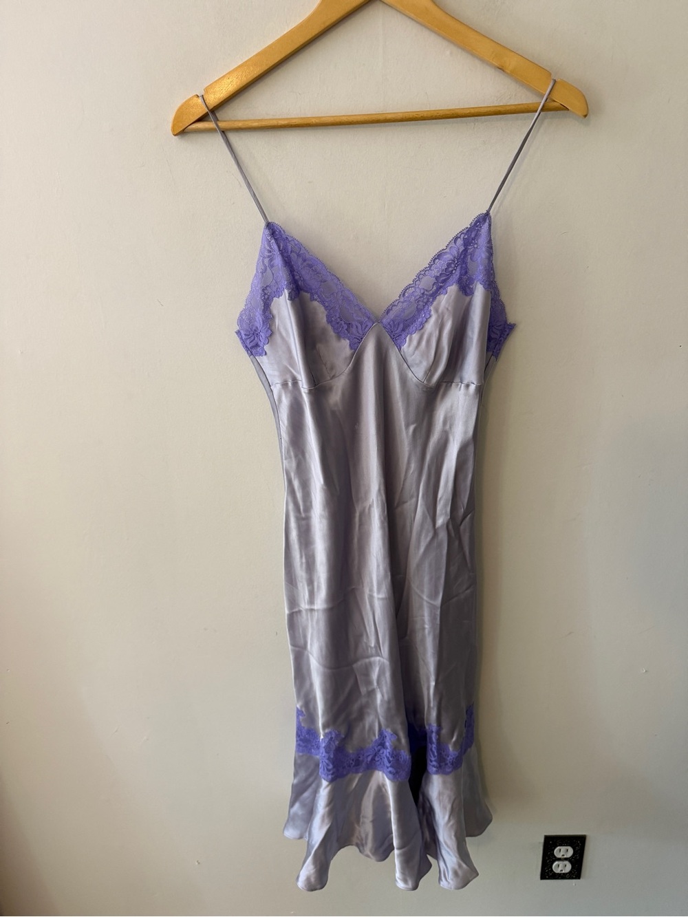 90s 100% silk Victoria's Secret Lavender Silk Slip with Purple Lace - Picture 4 of 6